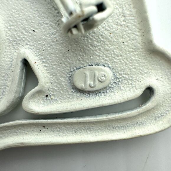 Vintage Cat Brooch Signed JJ White Red Bow Green Eyes Pin - Picture 4 of 6